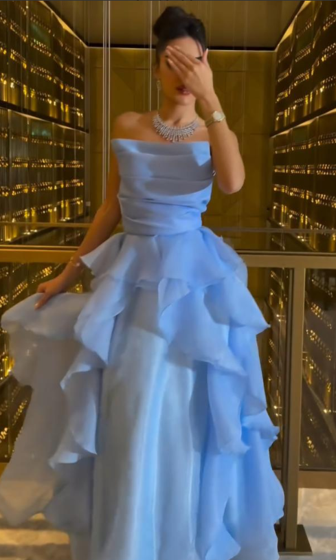 Trägerloses blaues A-Linien-Ballkleid mit Rüschen, lang, J2782