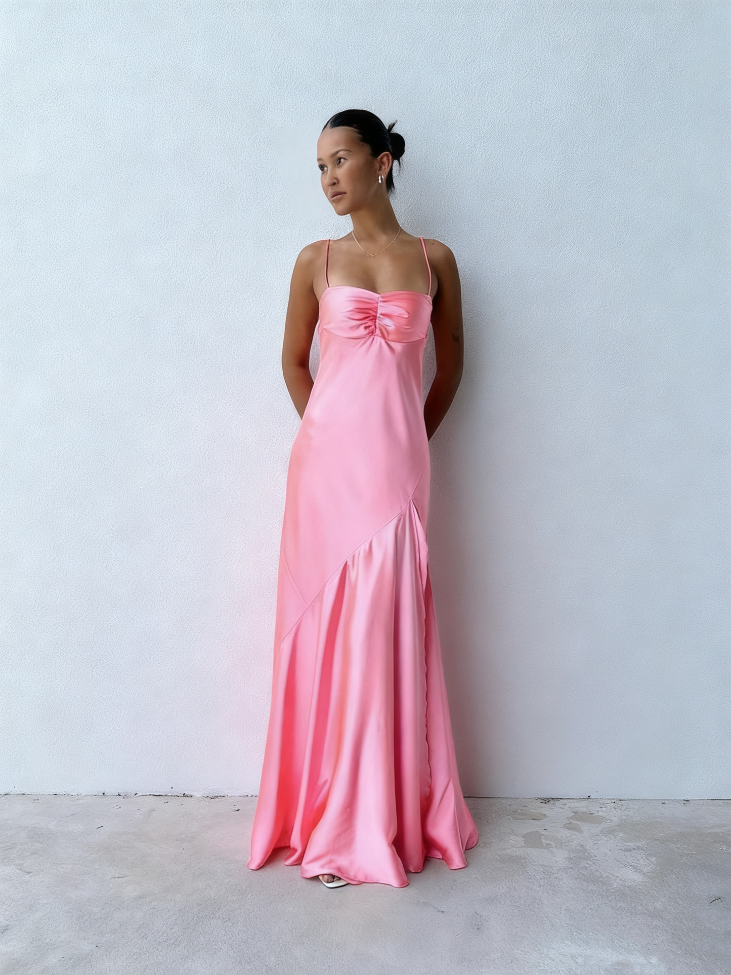 Robe de bal longue pêche en satin, coupe trapèze, modèle J3146