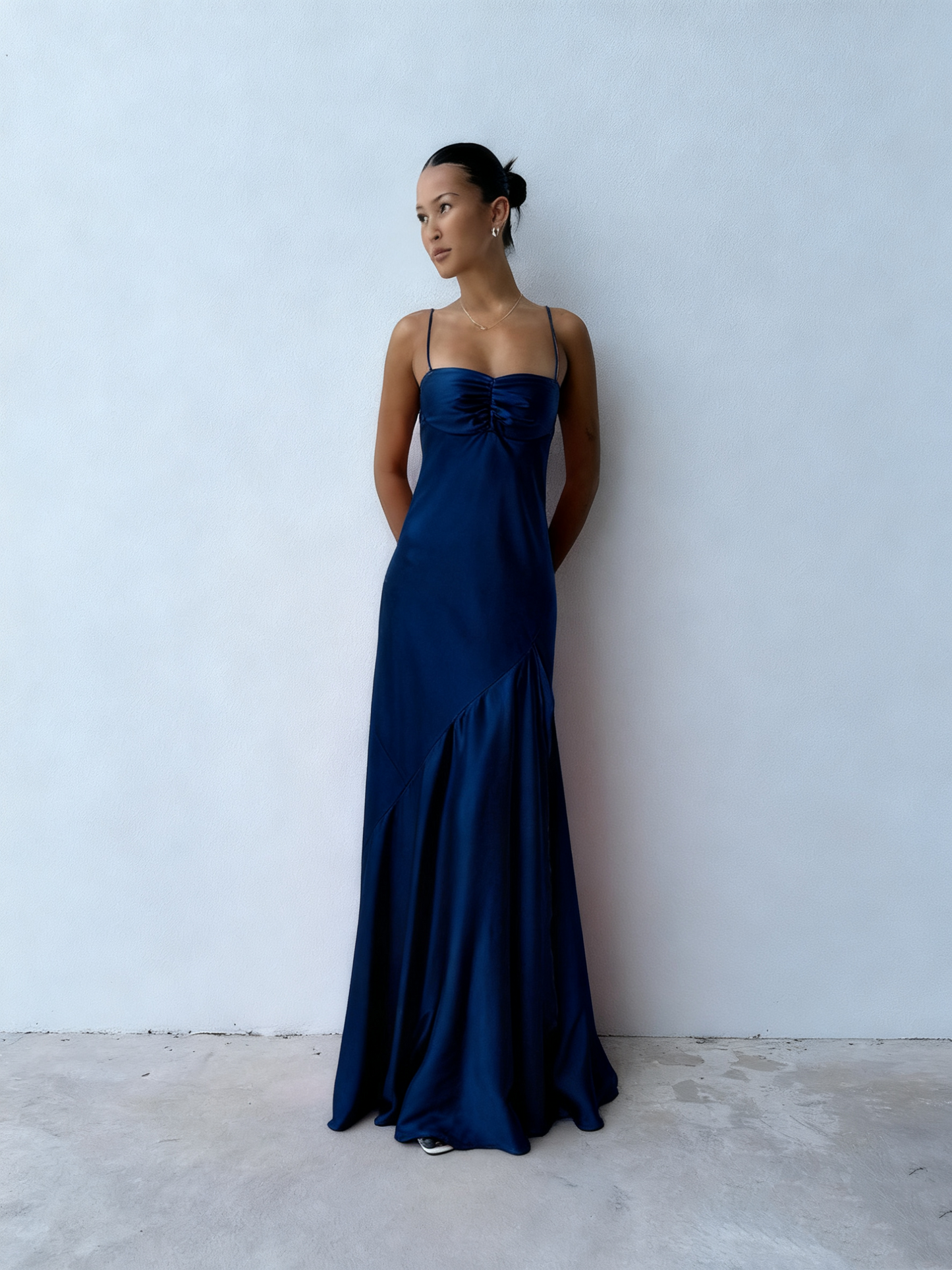 Robe de bal longue pêche en satin, coupe trapèze, modèle J3146