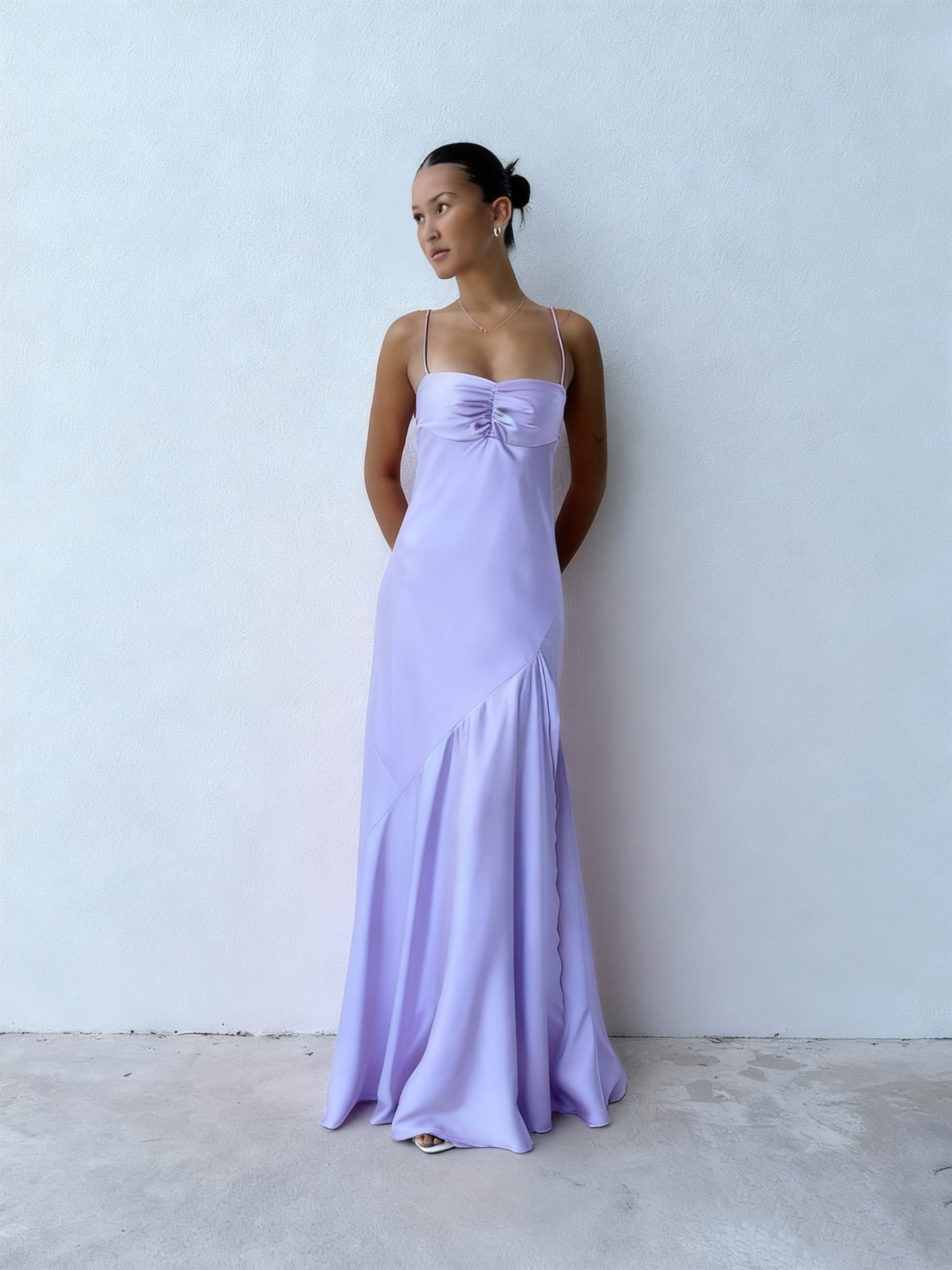 Robe de bal longue pêche en satin, coupe trapèze, modèle J3146