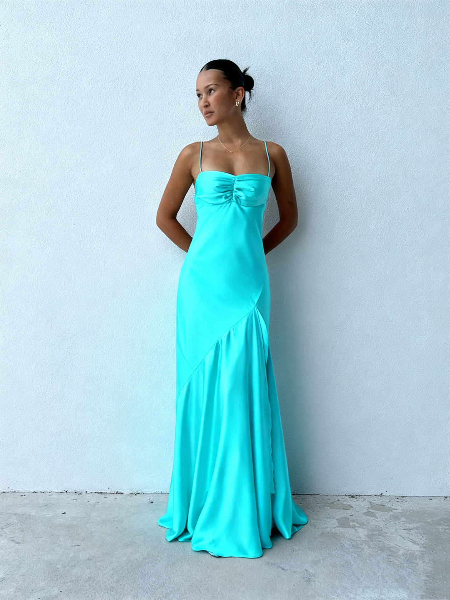 Robe de bal longue pêche en satin, coupe trapèze, modèle J3146