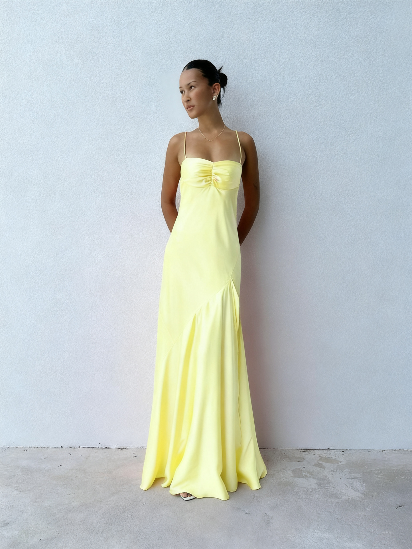 Robe de bal longue pêche en satin, coupe trapèze, modèle J3146