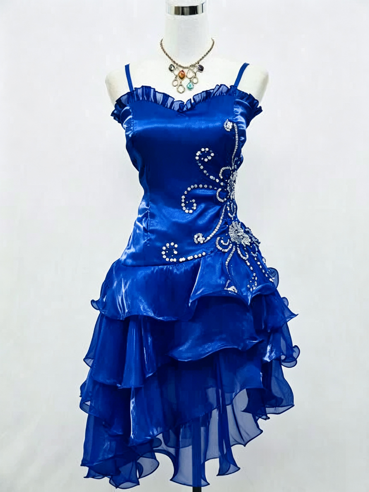 Ein schwarzes, kurzes Ballkleid mit Rüschen und Perlen im Retro-Stil für den Homecoming-Ball J3325