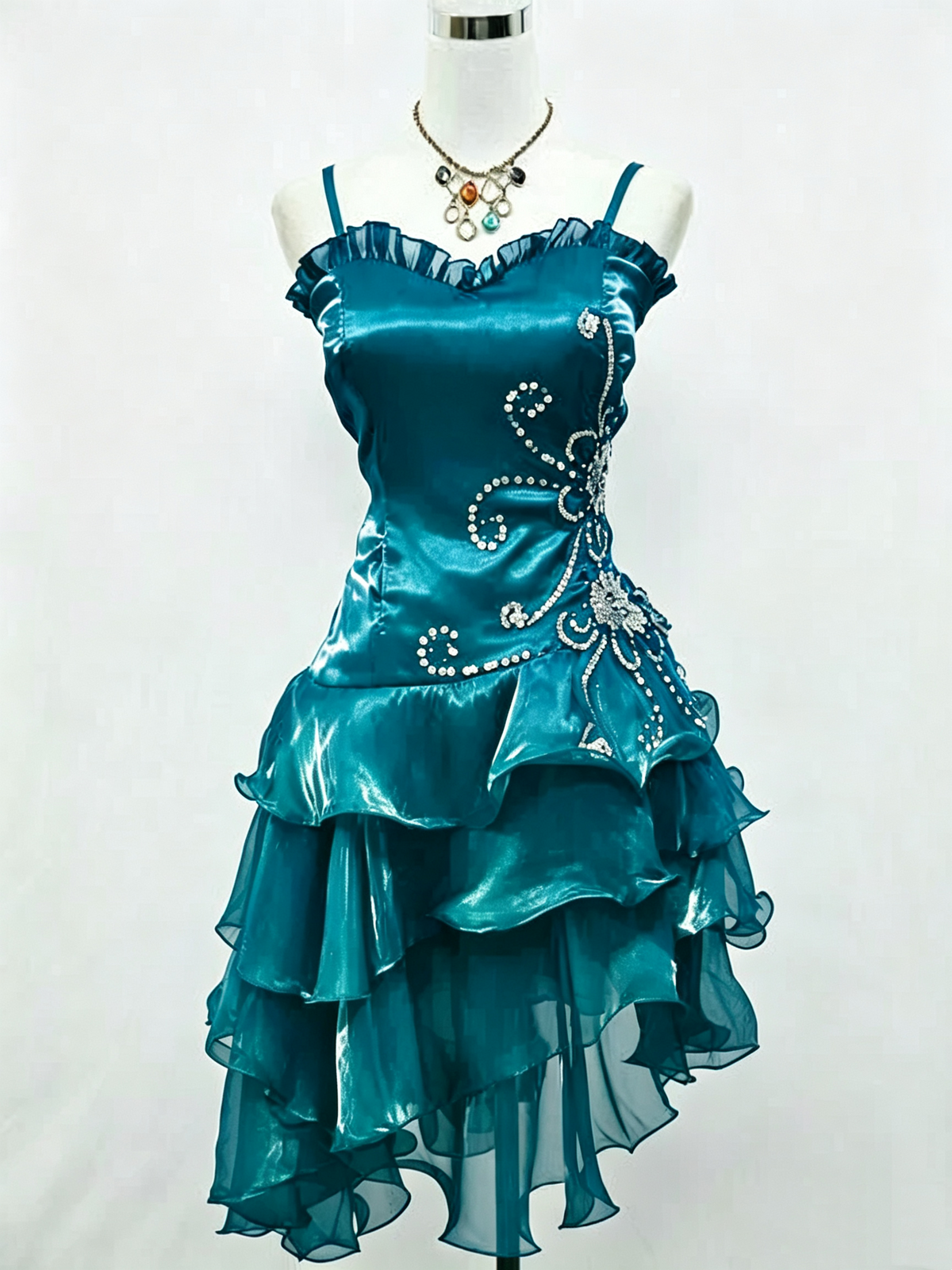 Ein schwarzes, kurzes Ballkleid mit Rüschen und Perlen im Retro-Stil für den Homecoming-Ball J3325