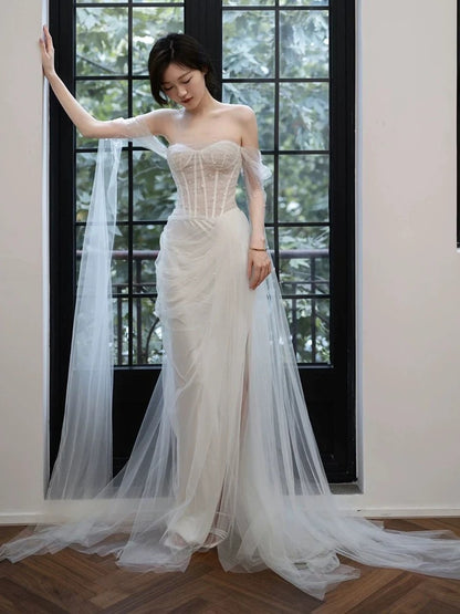 Robe de mariée blanche à épaules dénudées et perles, coupe trapèze, J3675