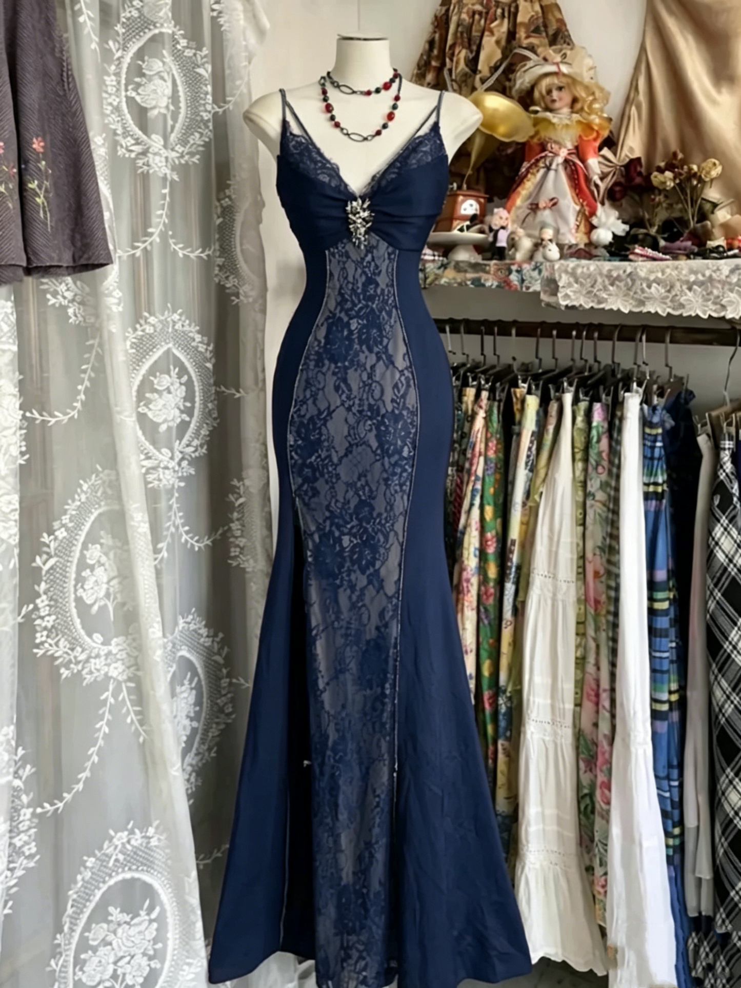 Robe de bal vintage en dentelle bordeaux à col en V et manches longues, style sirène, tenue de soirée, d'anniversaire, J3677
