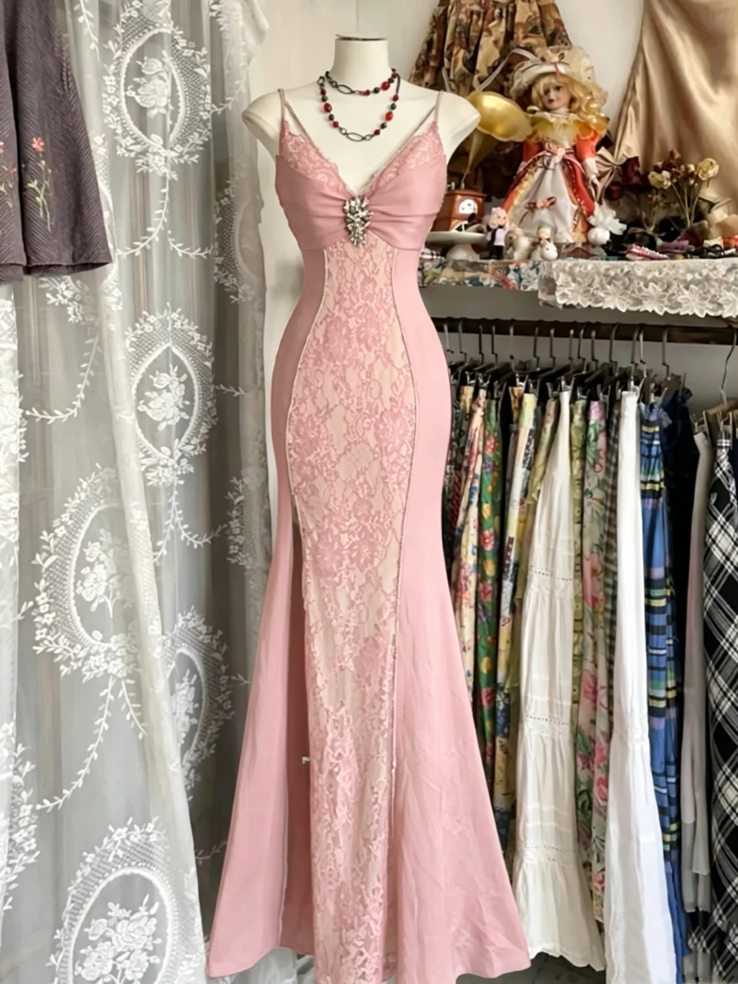 Robe de bal vintage en dentelle bordeaux à col en V et manches longues, style sirène, tenue de soirée, d'anniversaire, J3677