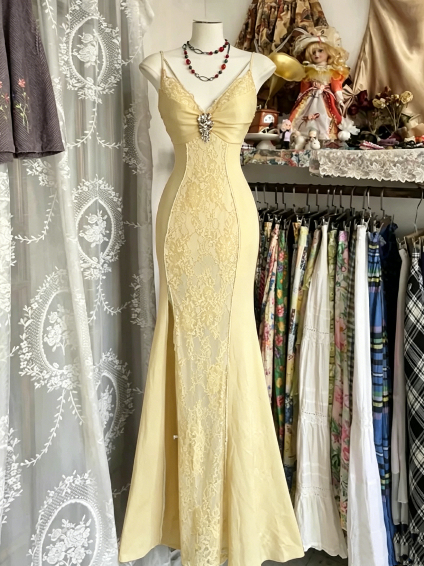 Robe de bal vintage en dentelle bordeaux à col en V et manches longues, style sirène, tenue de soirée, d'anniversaire, J3677