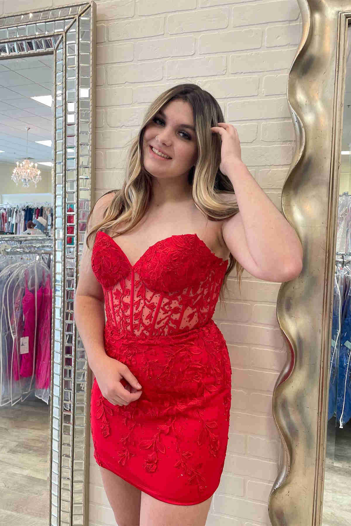Robe Courte Fourreau Cœur en Dentelle Appliquée Robe de Soirée J4028
