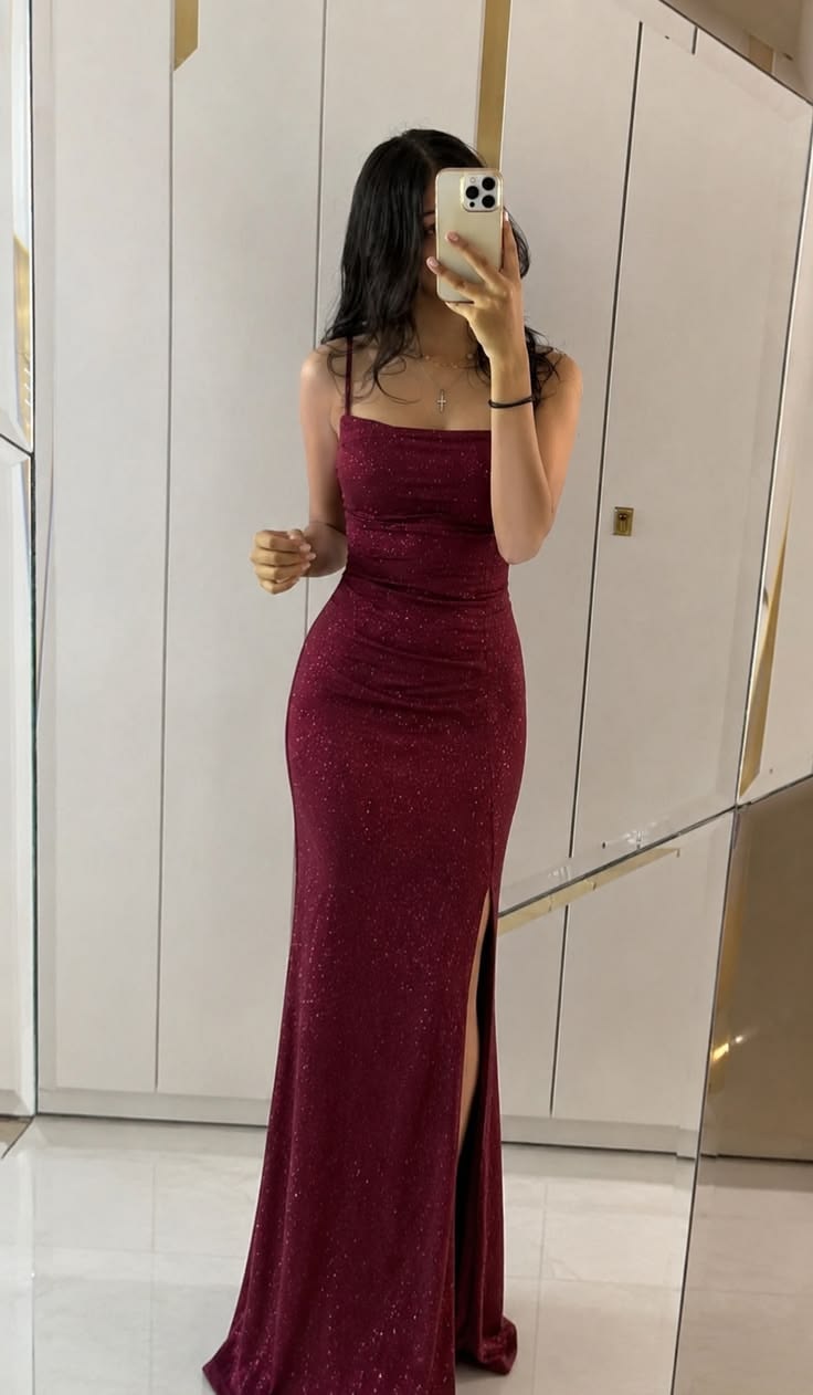 Burgunderrotes, glitzerndes Ballkleid mit Schlitz J4186