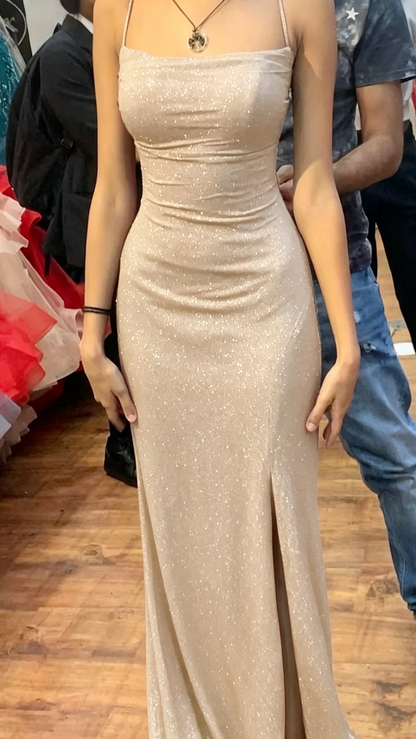 Burgunderrotes, glitzerndes Ballkleid mit Schlitz J4186