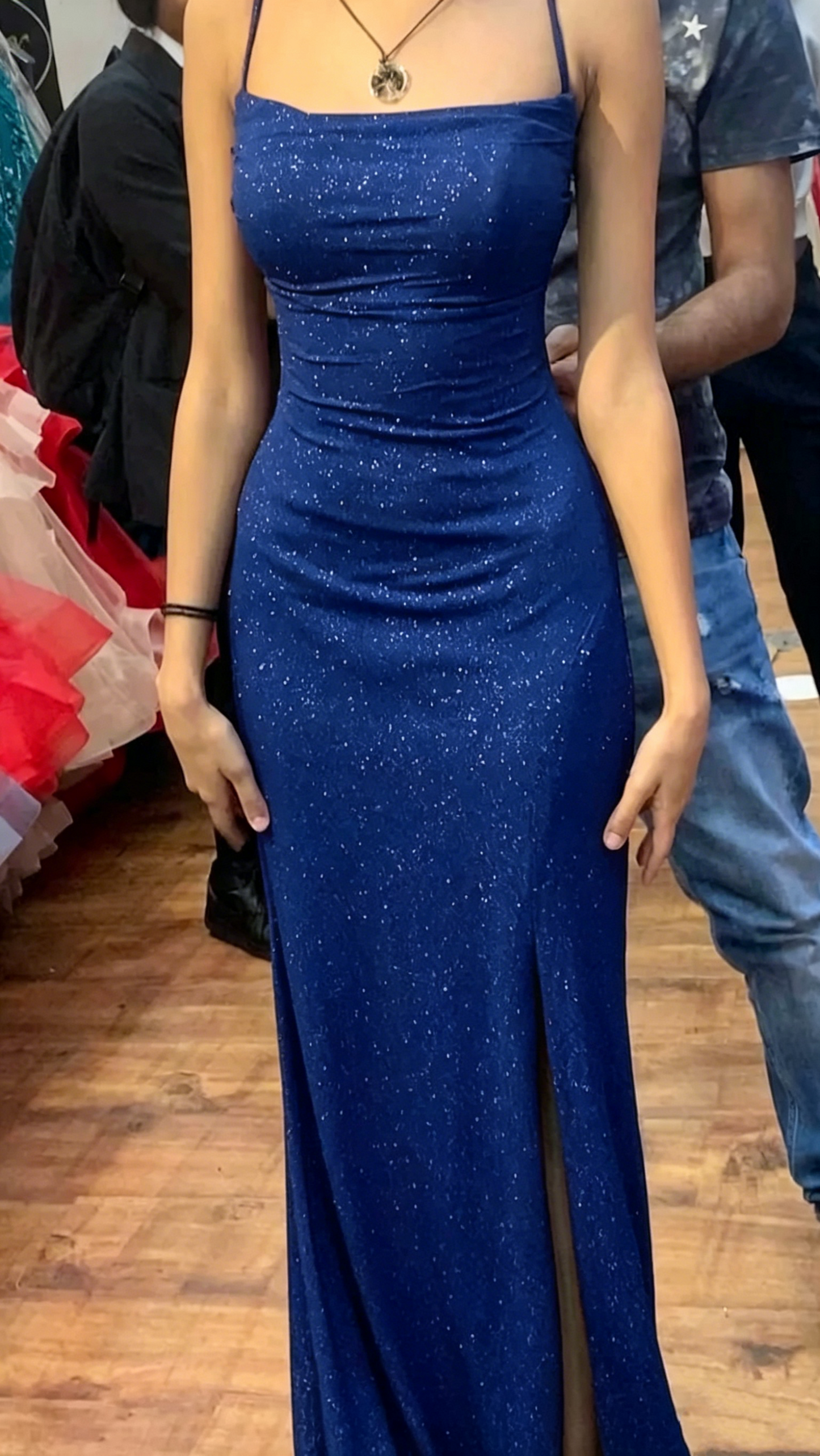Burgunderrotes, glitzerndes Ballkleid mit Schlitz J4186