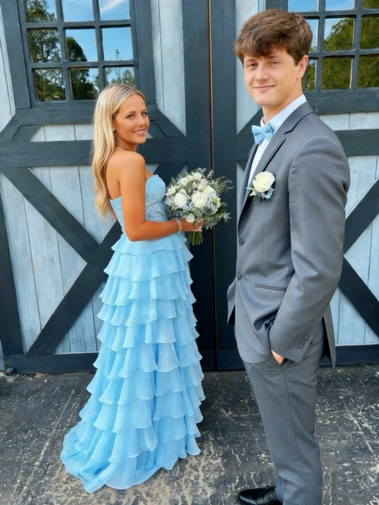 Robe de bal longue bustier bleue à volants et à volants J4451