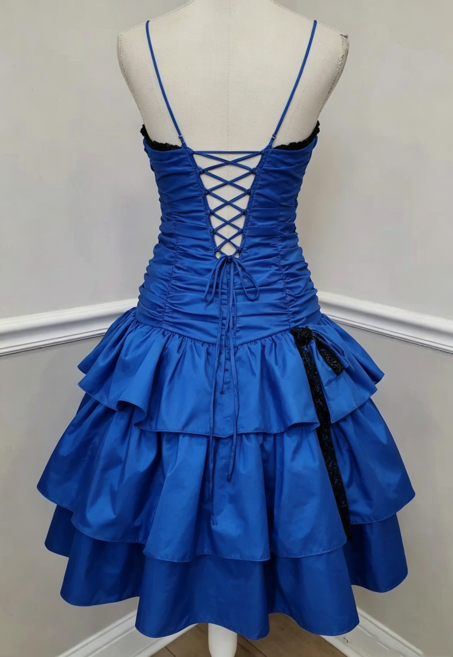 Robe de soirée courte bleu roi à bretelles spaghetti et coupe trapèze J4745