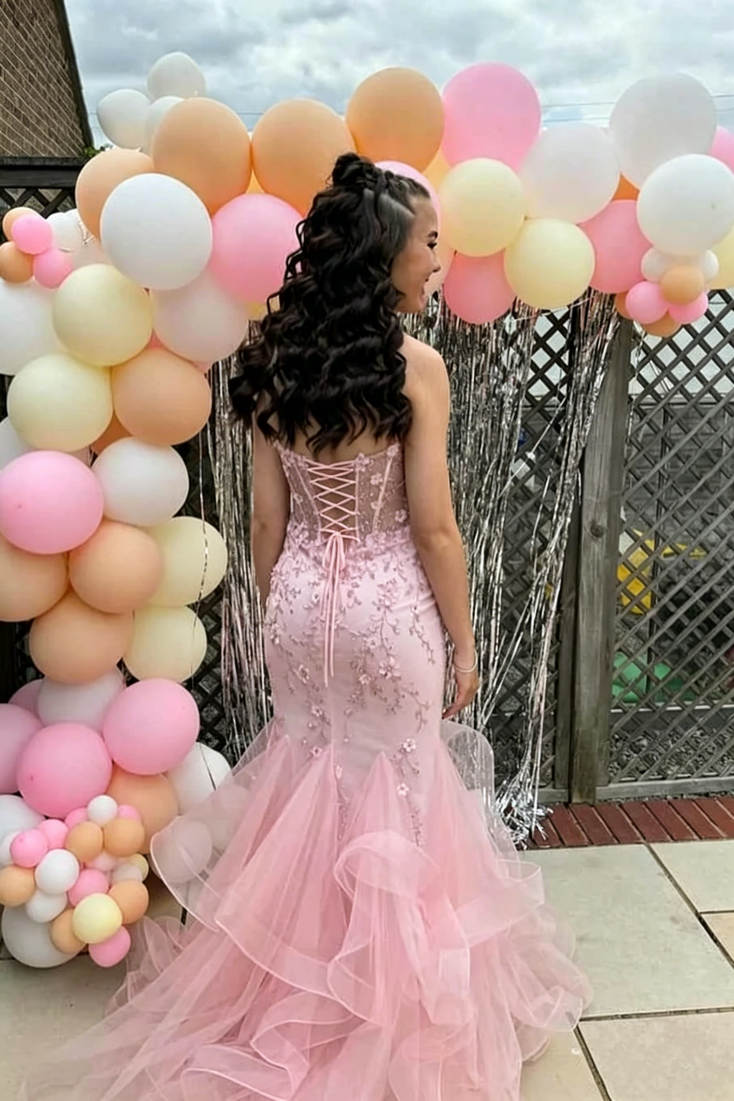 Robe de bal longue rose sans bretelles avec volants et appliques style sirène J5304