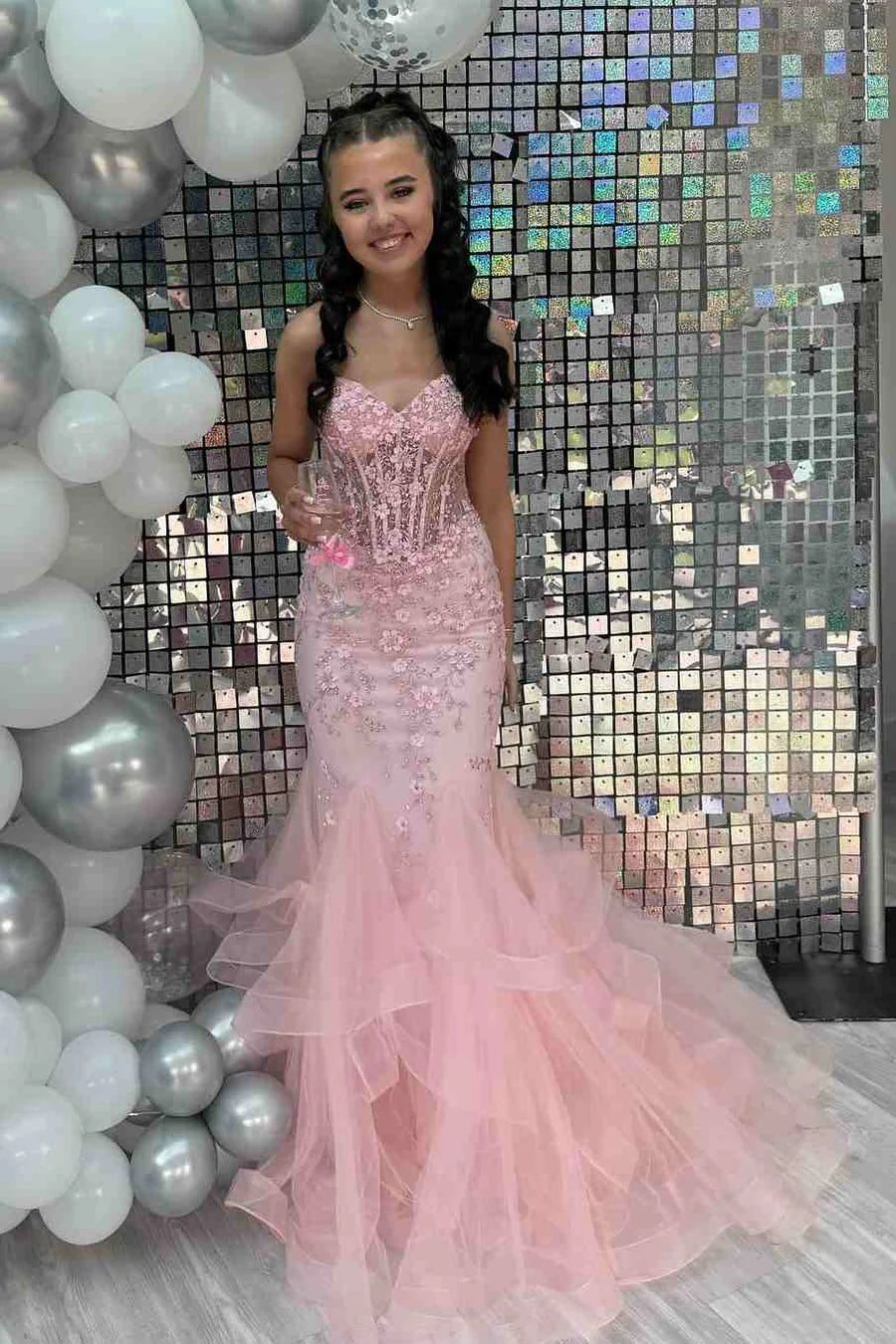 Robe de bal longue rose sans bretelles avec volants et appliques style sirène J5304