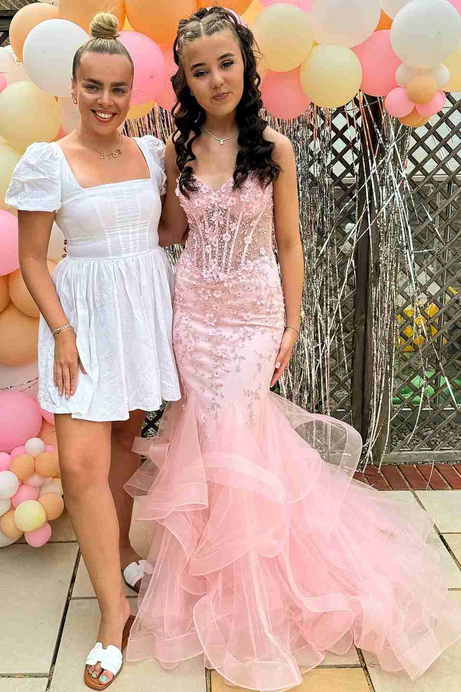 Robe de bal longue rose sans bretelles avec volants et appliques style sirène J5304