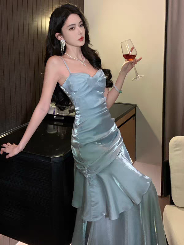 Blaues Ballkleid mit Spaghettiträgern und Rüschen J5978
