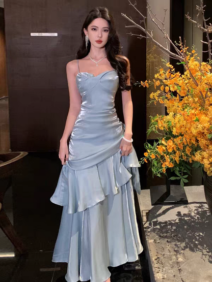 Blaues Ballkleid mit Spaghettiträgern und Rüschen J5978