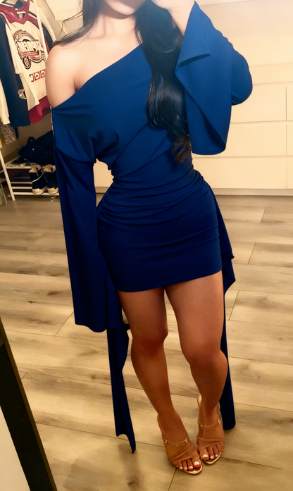 Kurzes weißes Etuikleid mit einer Schulter und Rüschen J8208