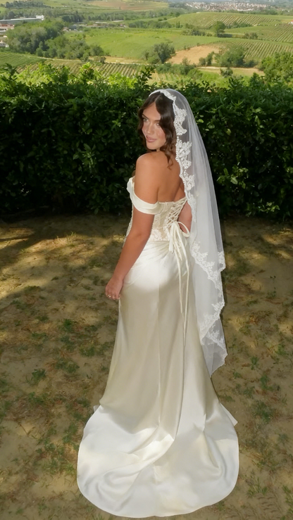 Robe de mariée fourreau à épaules dénudées et appliques J8752