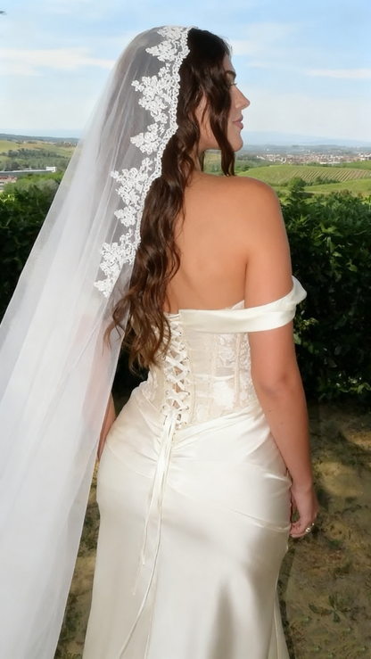 Robe de mariée fourreau à épaules dénudées et appliques J8752