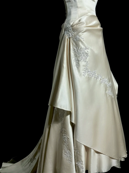 Elegant A Line Satin Wedding Dress Applique Wedding Gown For Bridal J8934