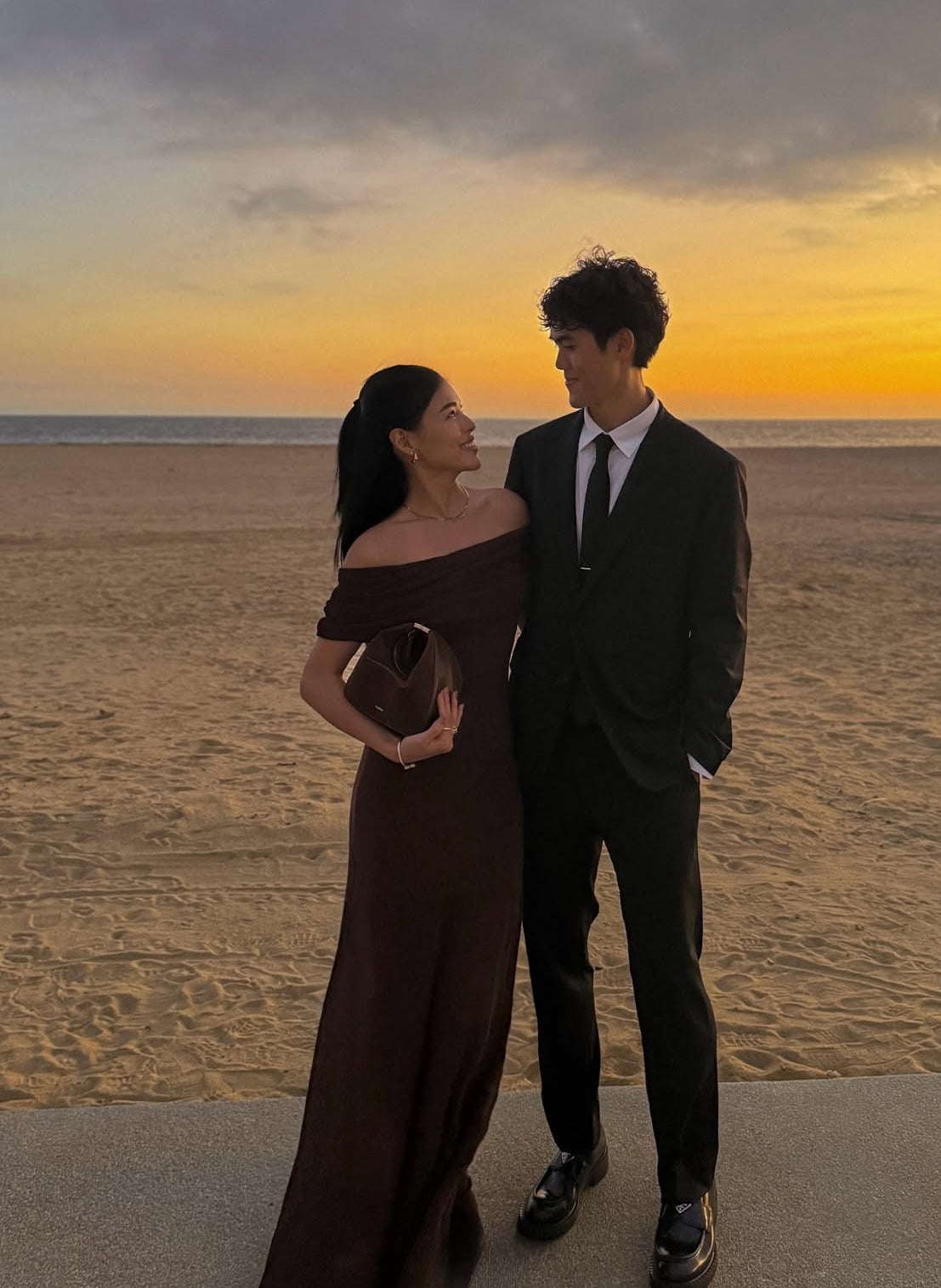 Robe de soirée fourreau noire sexy longue avec fente J8826