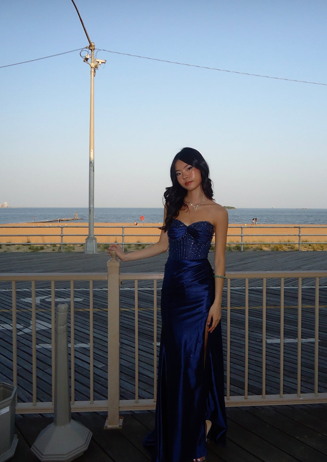 Robe de soirée fourreau noire sexy longue avec fente J8826