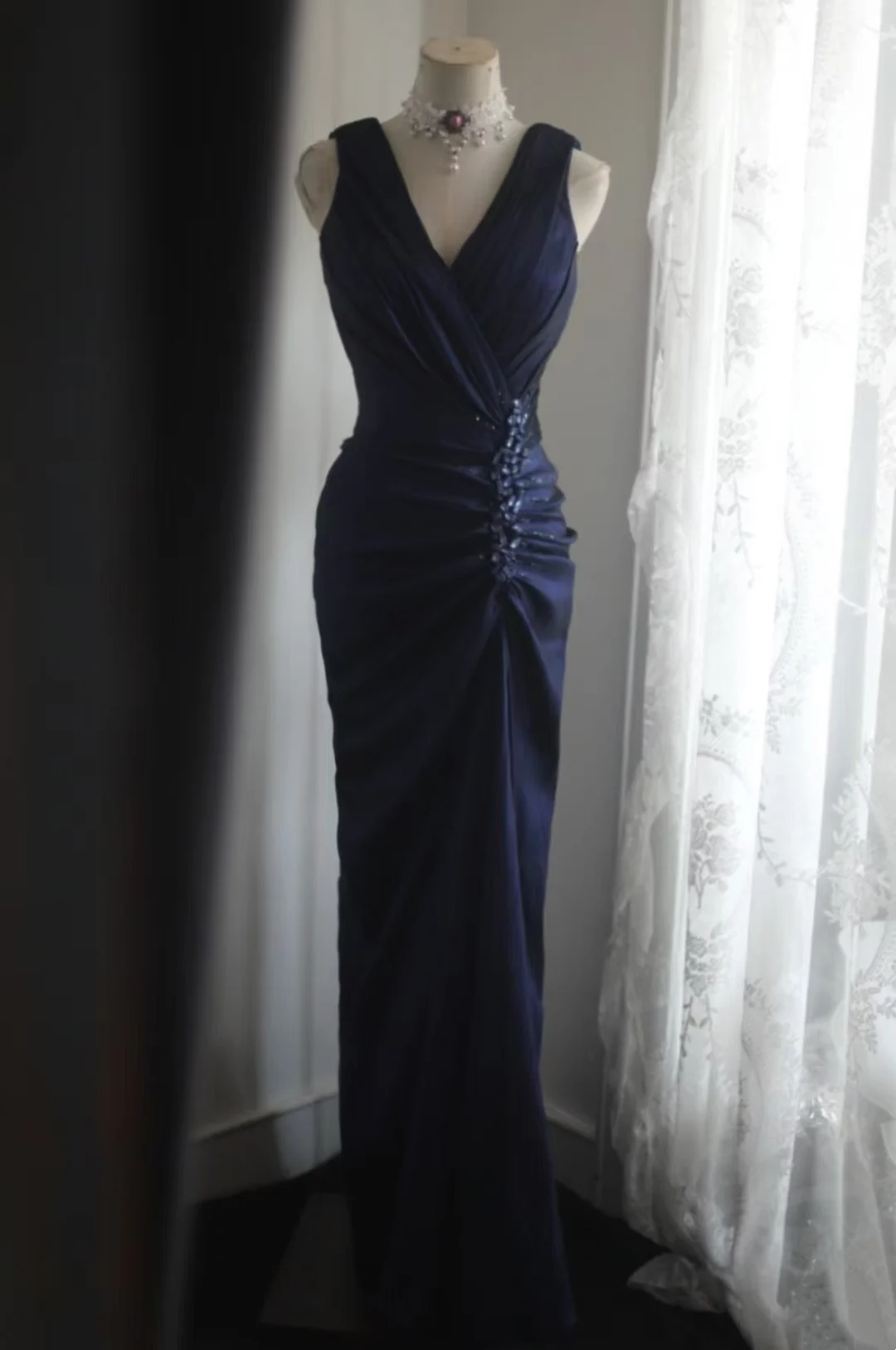 Rosa Etuikleid, lang, mit Seitenschlitz, Satin, formelles Kleid J8820