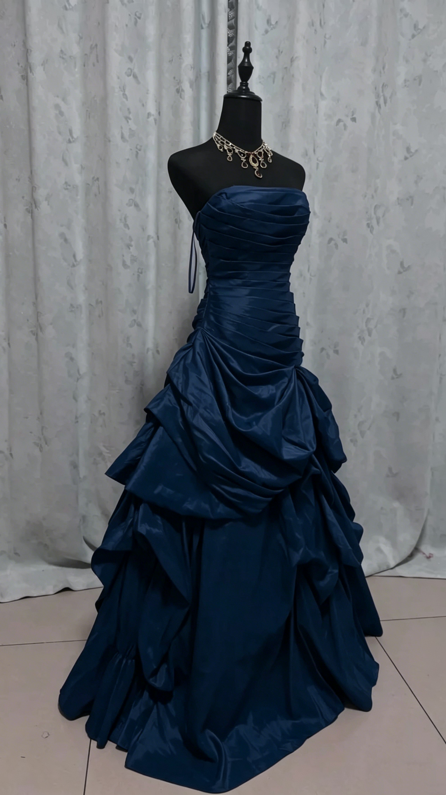 Trägerloses rotes Abendkleid aus Satin, Partykleid J9360