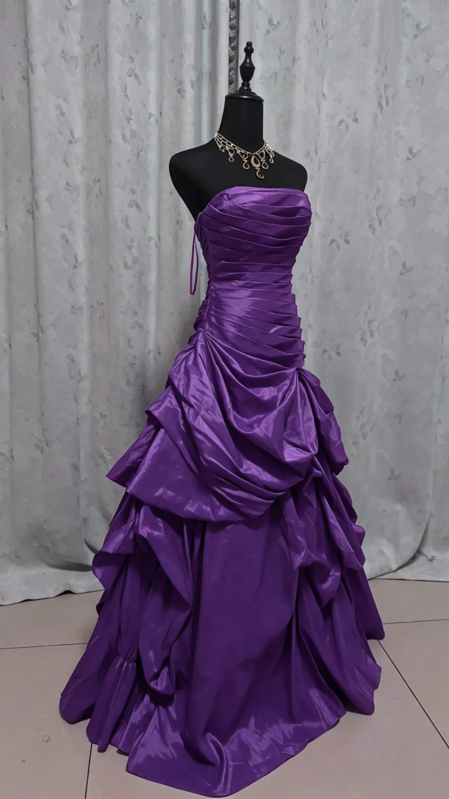 Trägerloses rotes Abendkleid aus Satin, Partykleid J9360