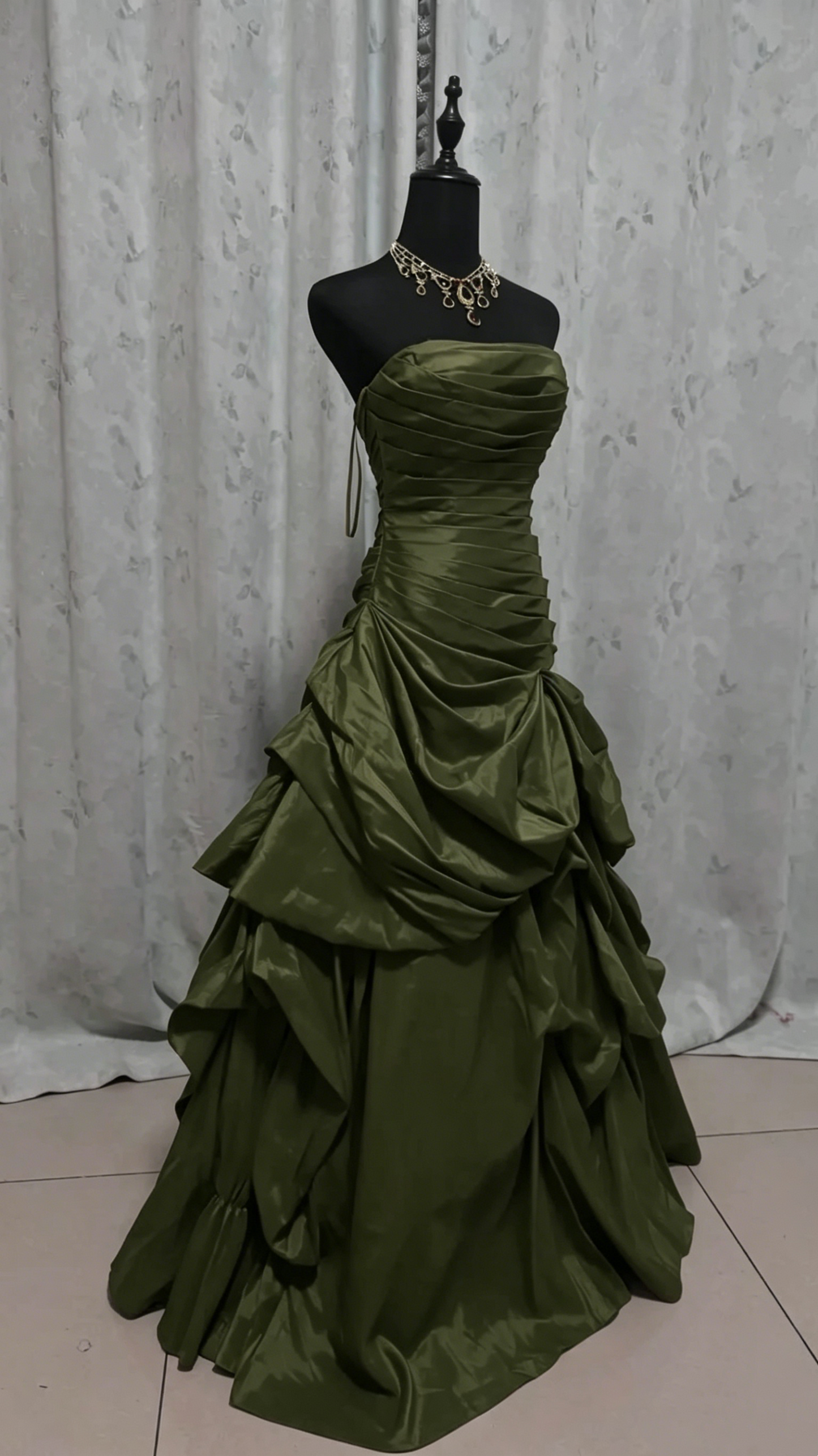 Trägerloses rotes Abendkleid aus Satin, Partykleid J9360