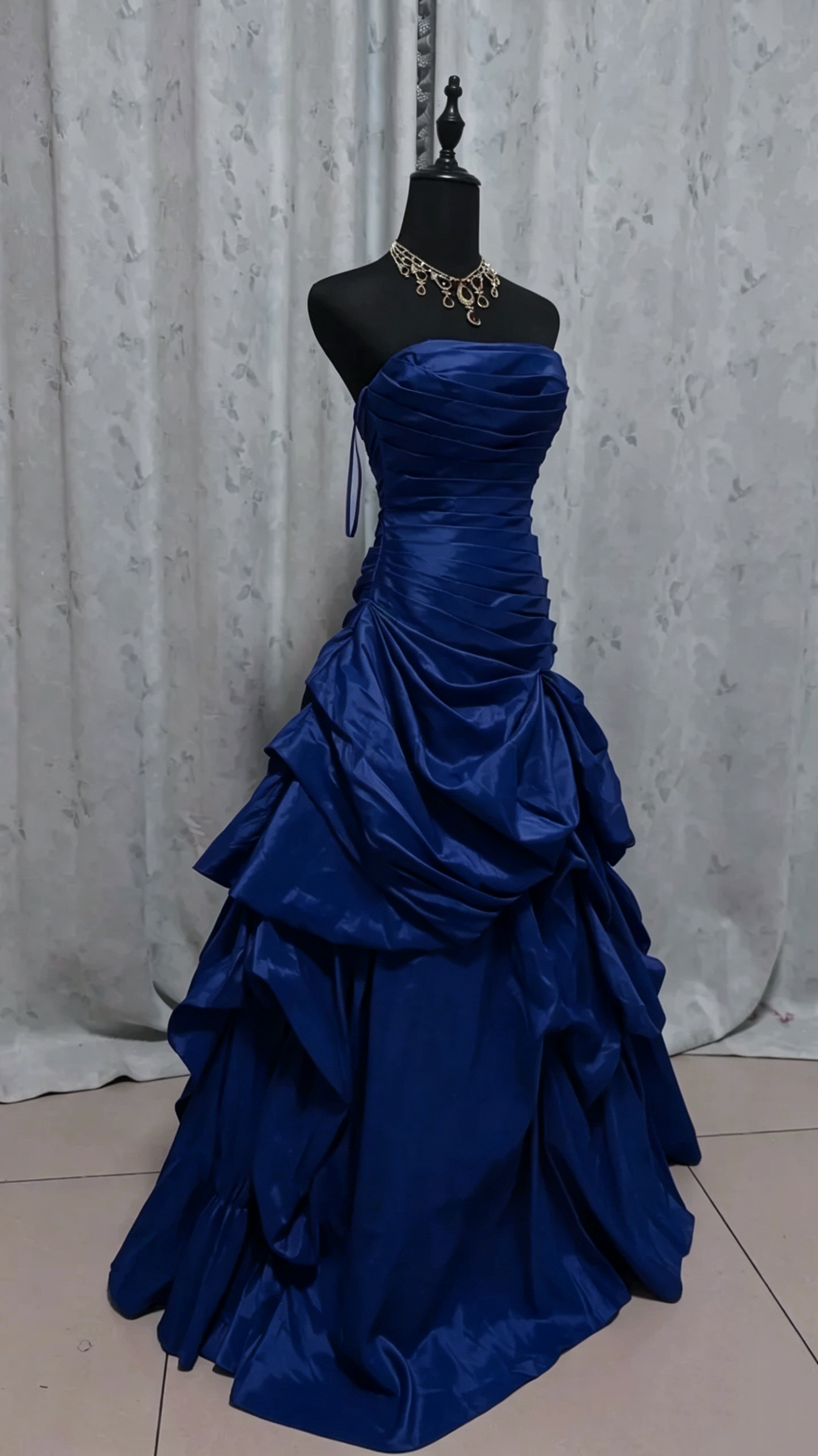 Trägerloses rotes Abendkleid aus Satin, Partykleid J9360
