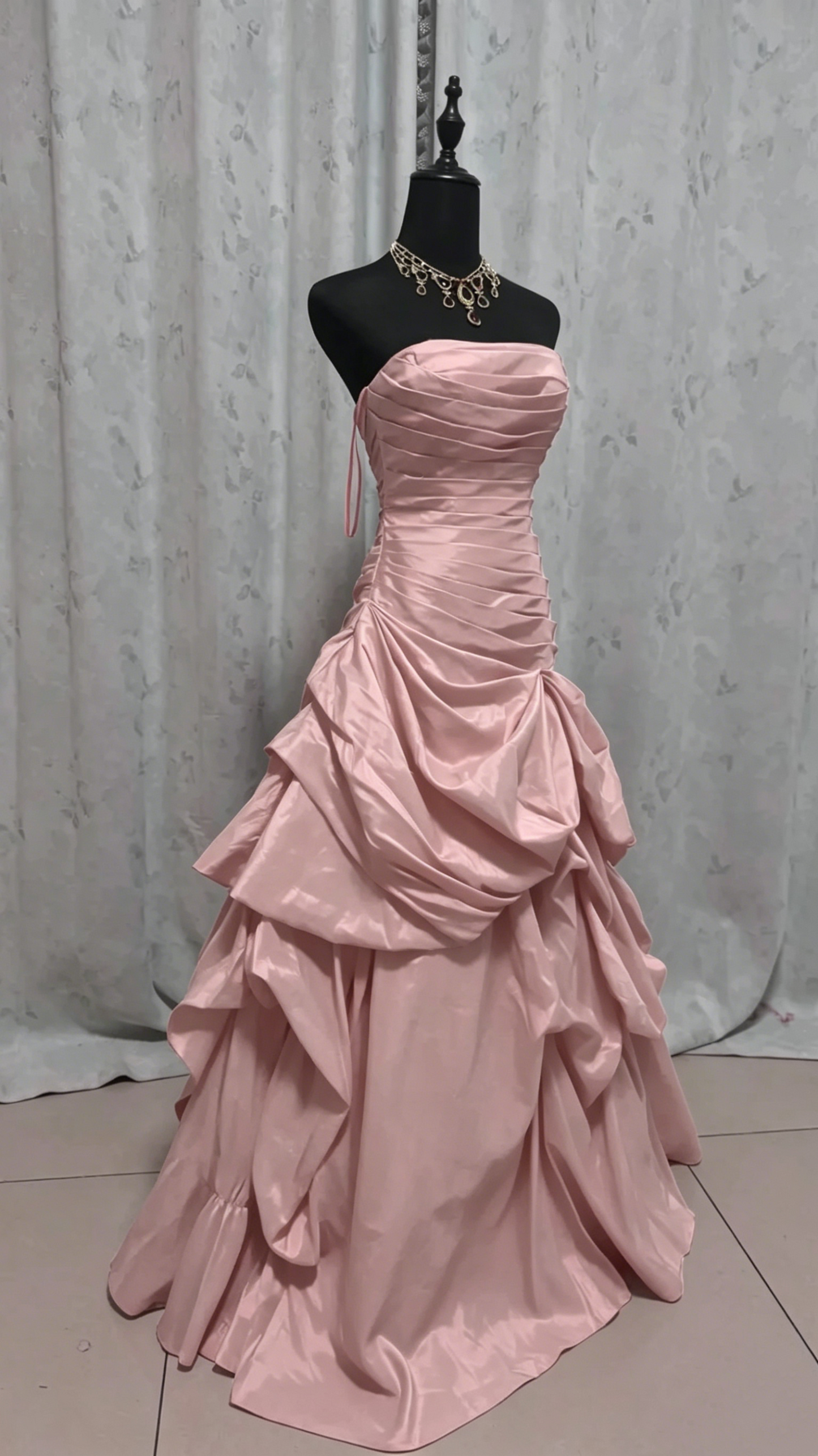 Trägerloses rotes Abendkleid aus Satin, Partykleid J9360