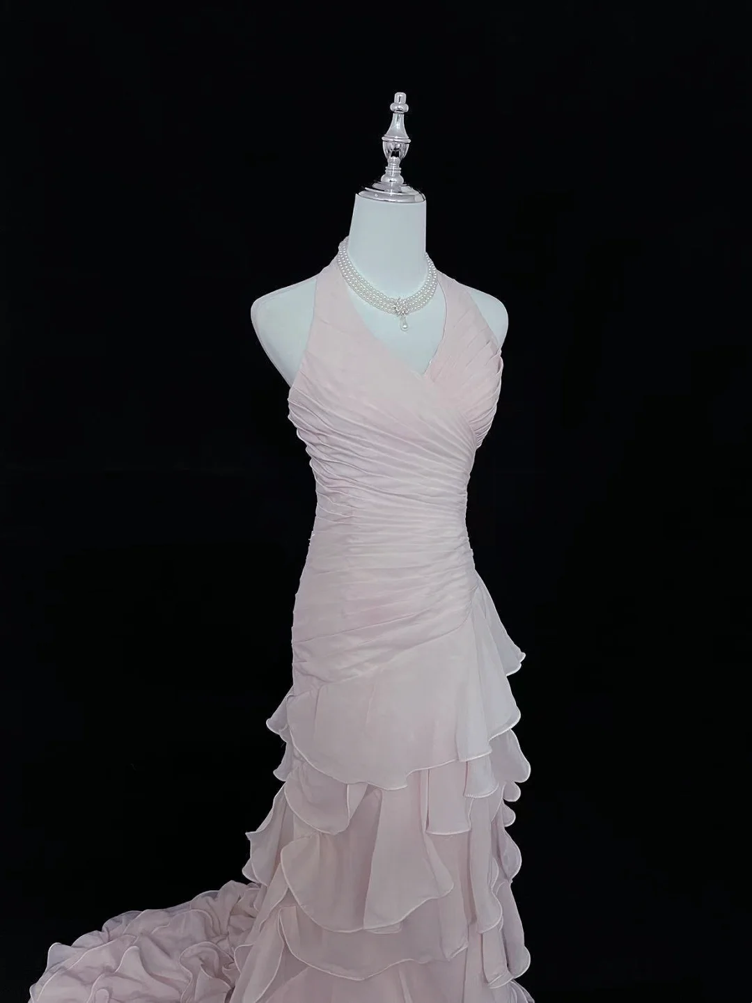Robe de bal rose à col en V et volants superposés, modèle J9373