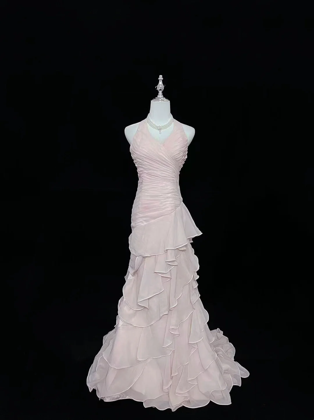 Robe de bal rose à col en V et volants superposés, modèle J9373