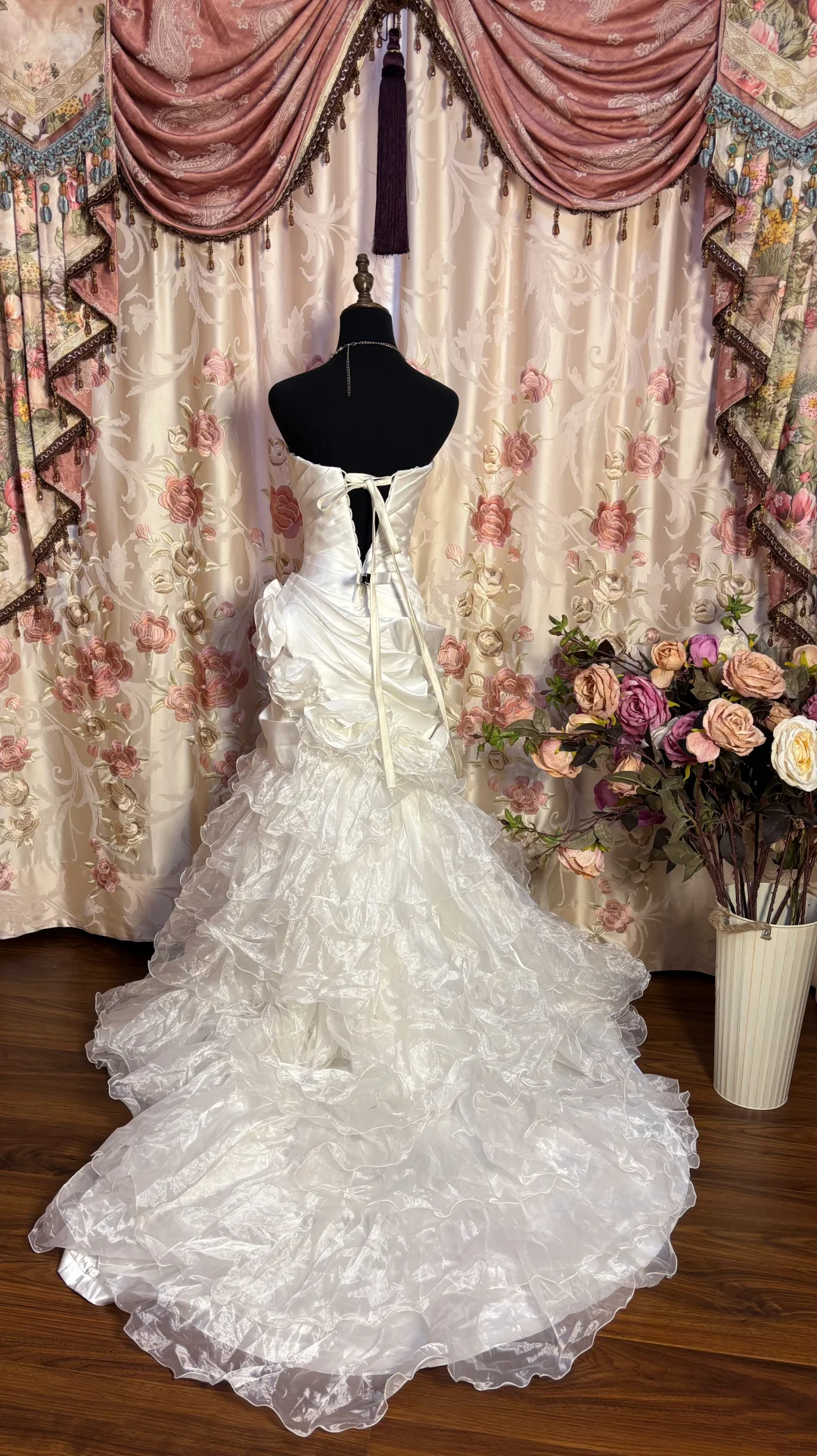 Robe de mariée bustier en organza de satin ivoire à volants J9399