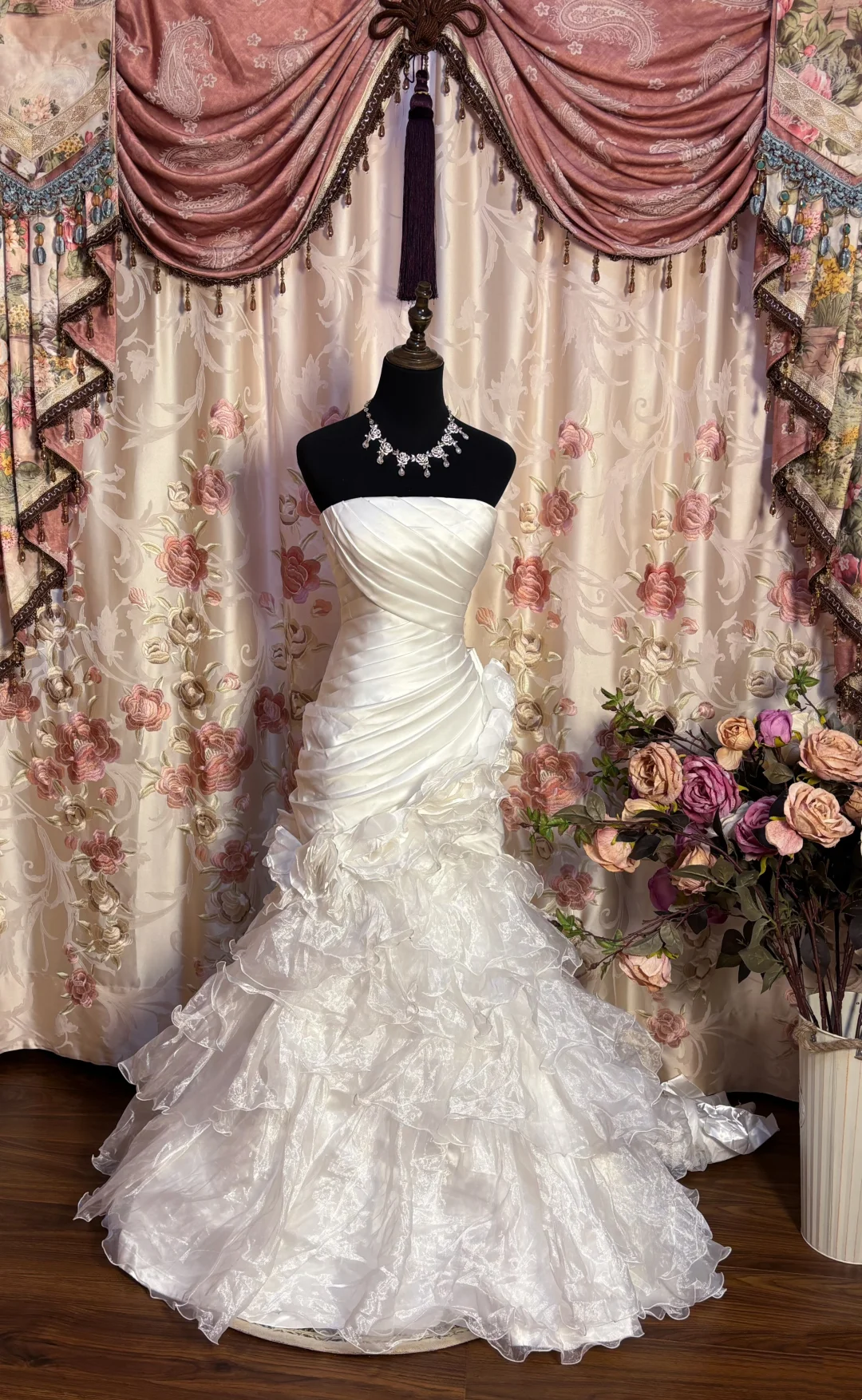 Robe de mariée bustier en organza de satin ivoire à volants J9399