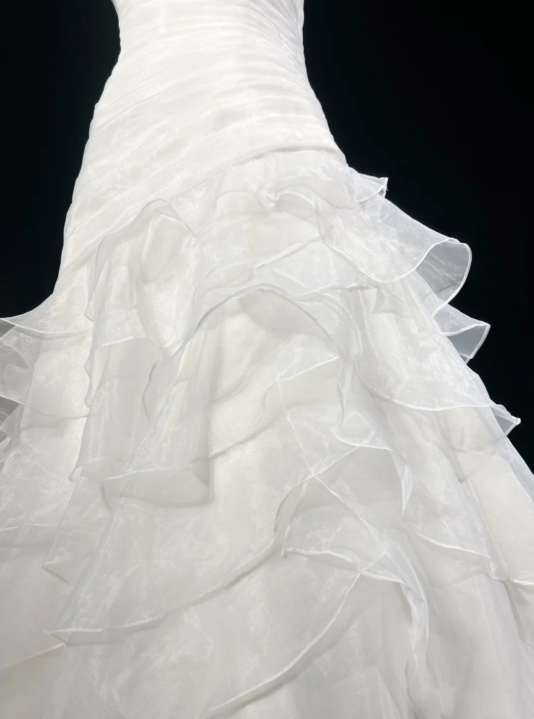 Spaghetti Straps Ruffled Ivory Wedding Dress Layered Elegant Wedding Gown For Bridal  J9604