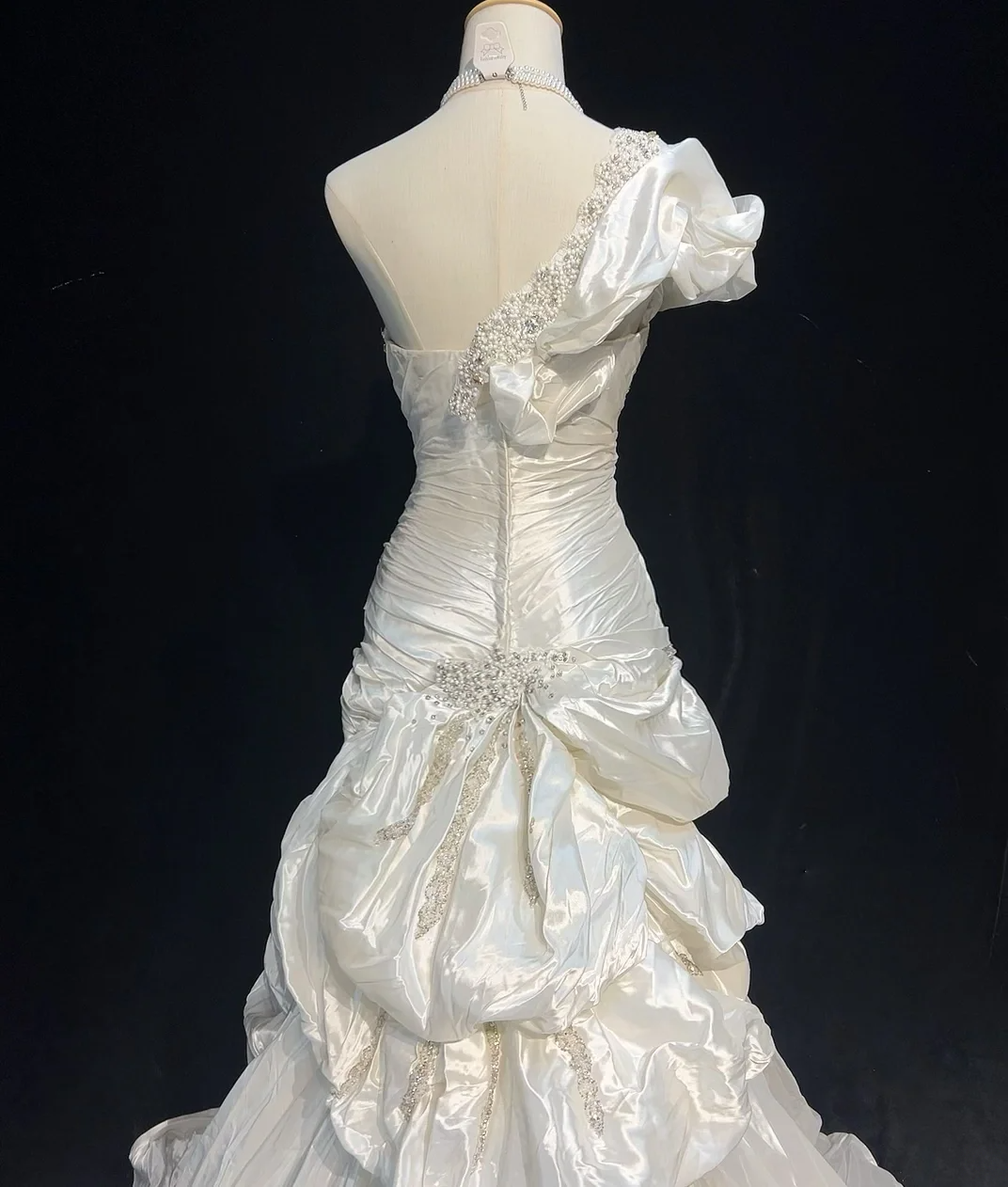 One Shoulder Ivory Sheath Wedding Dress Elegant Bridal Gown With Beads J9605