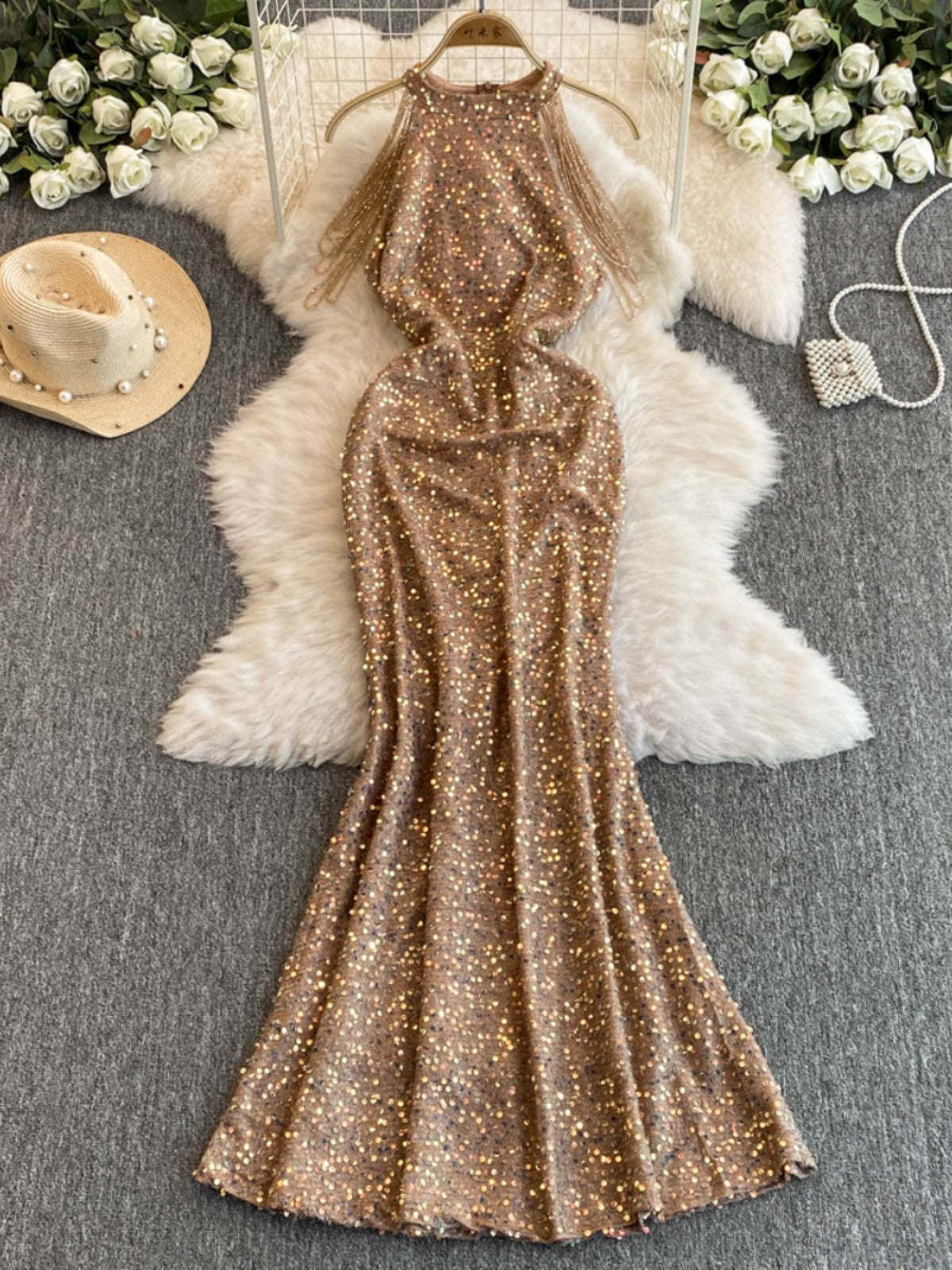 Robe mi-longue à paillettes et col licou pour femme L49