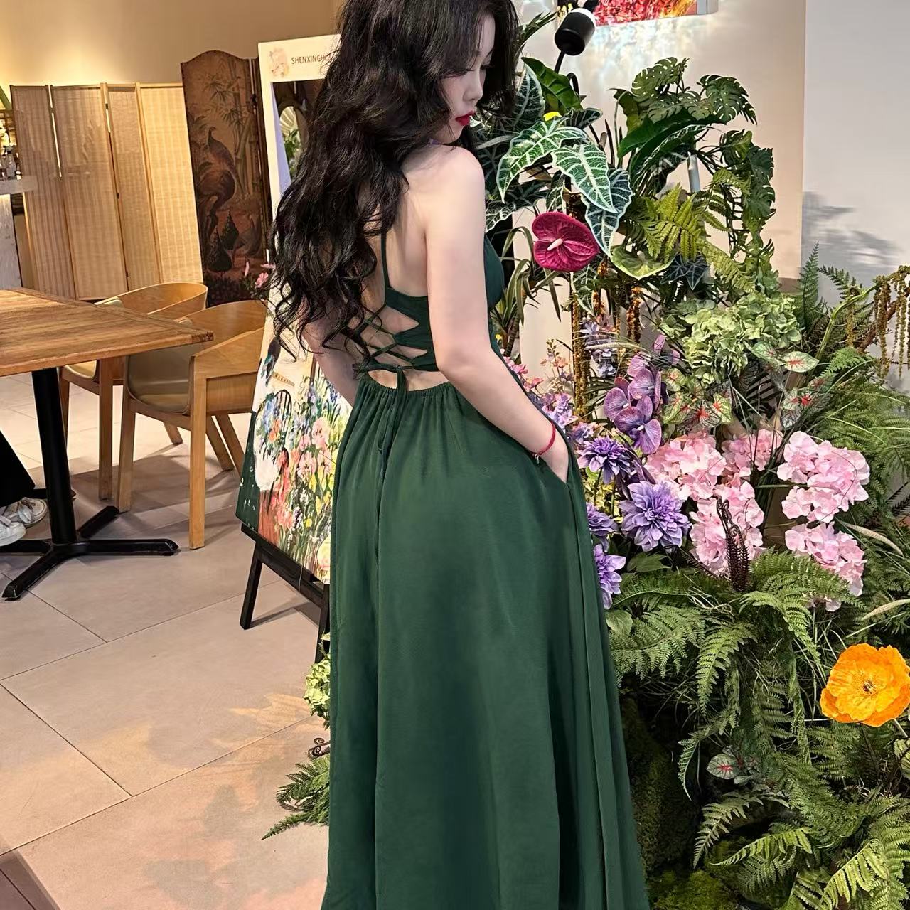 Robe de bal longue verte à bretelles spaghetti et coupe trapèze en mousseline de soie J8051