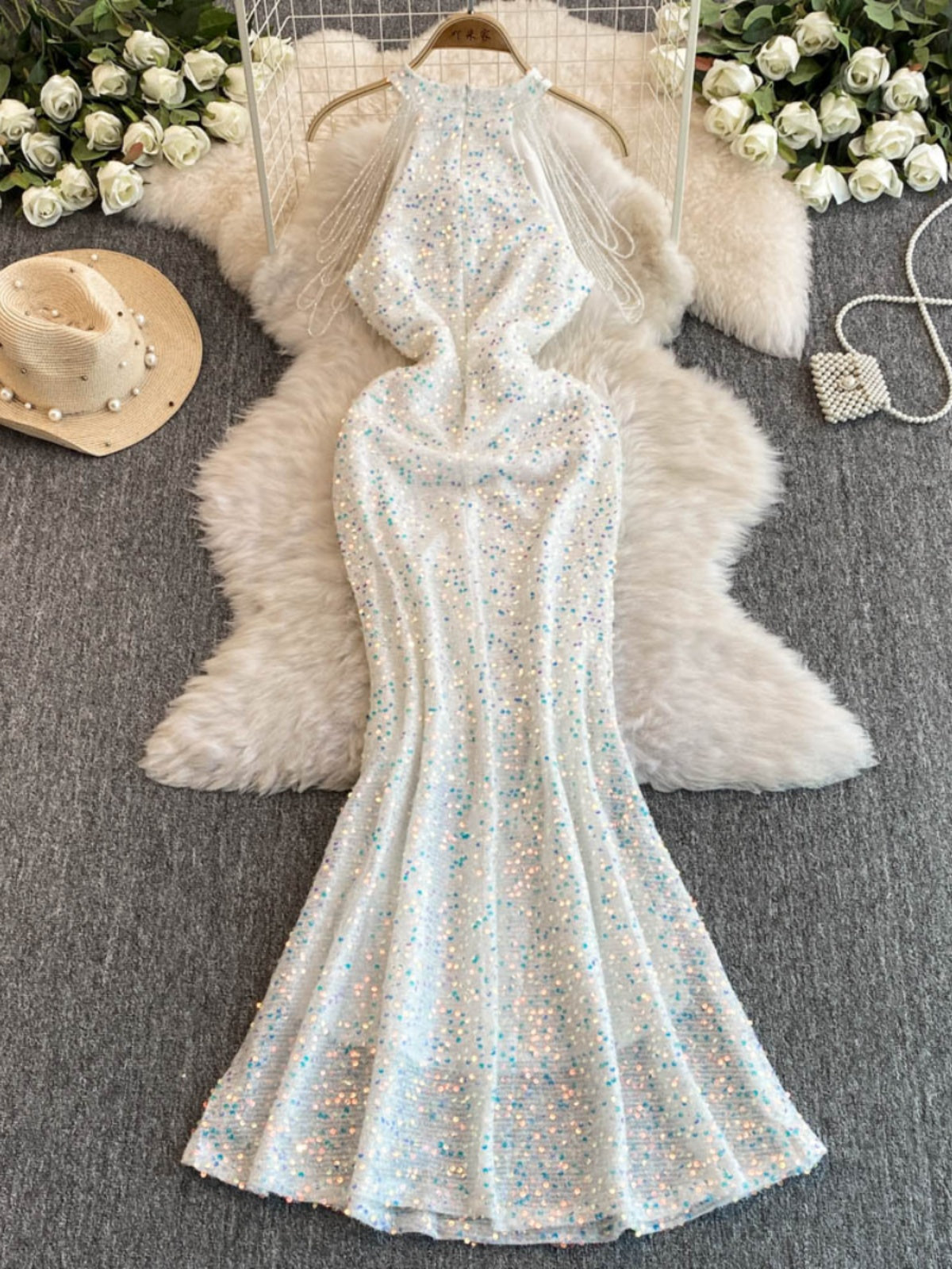 Robe mi-longue à paillettes et col licou pour femme L49