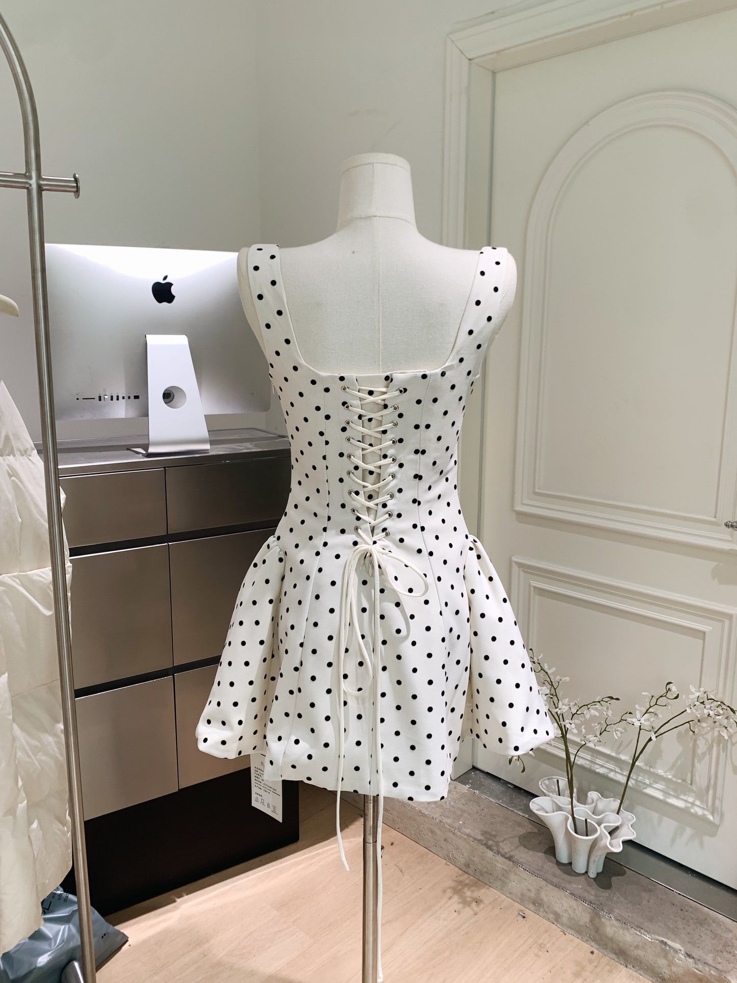 Robe courte blanche à pois, robe d'été, robe d'anniversaire L25