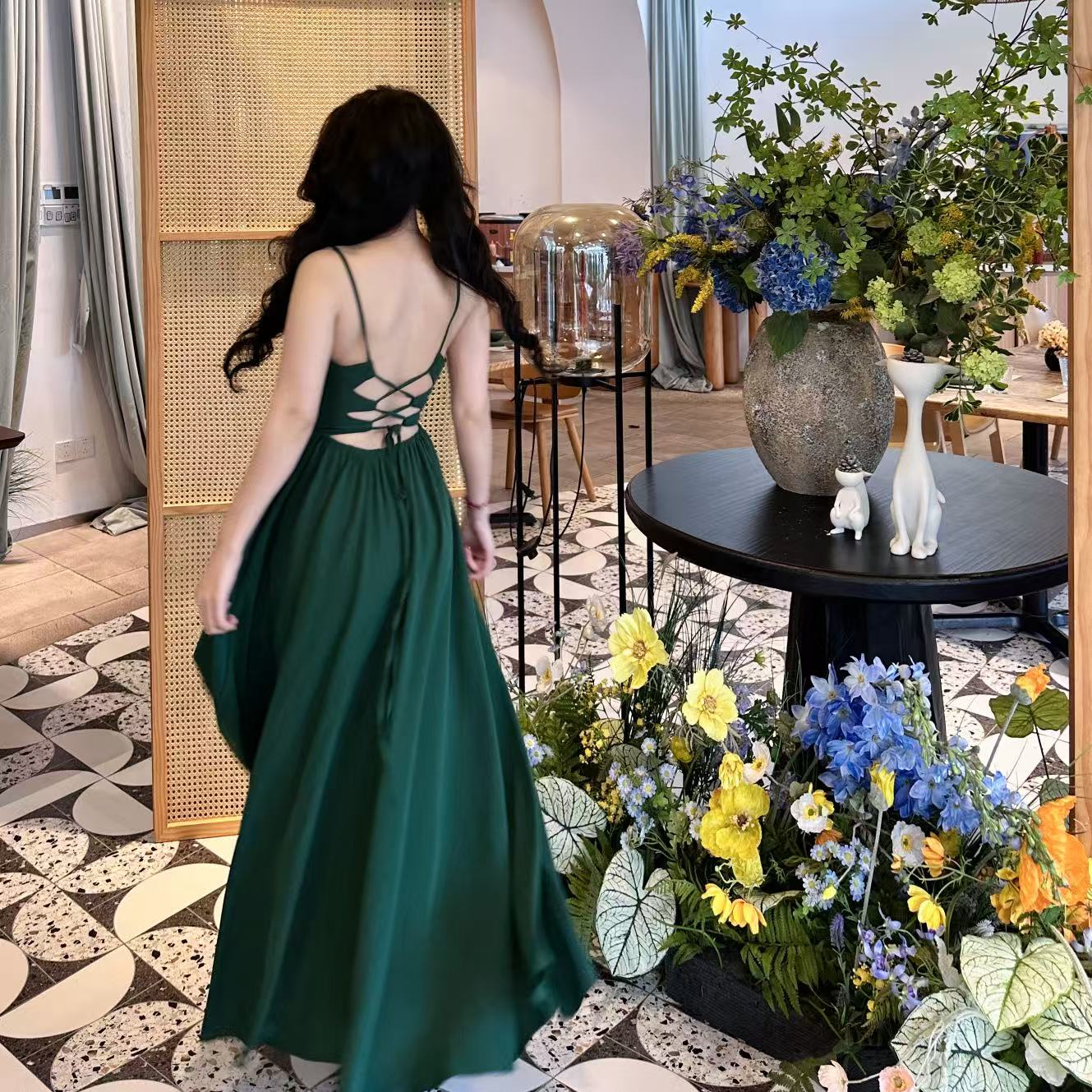 Robe de bal longue verte à bretelles spaghetti et coupe trapèze en mousseline de soie J8051