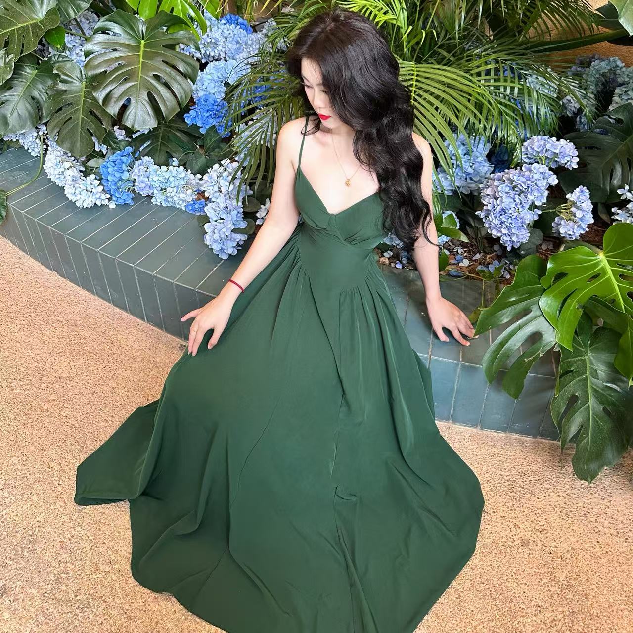 Robe de bal longue verte à bretelles spaghetti et coupe trapèze en mousseline de soie J8051