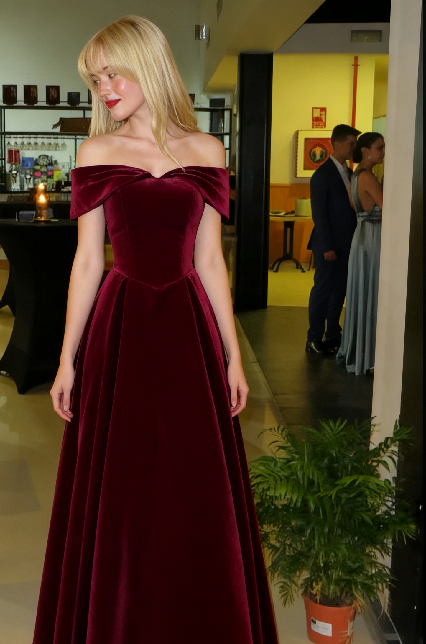 Robe de soirée longue en velours bordeaux, épaules dénudées, coupe trapèze, J4302
