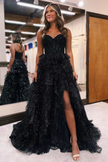 Trägerloses, gestuftes, glänzendes, langes formelles Kleid in A-Linie mit Schlitz 2221