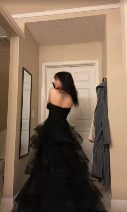 Trägerloses schwarzes langes Ballkleid in A-Linie mit mehrlagigem Tüll 2242